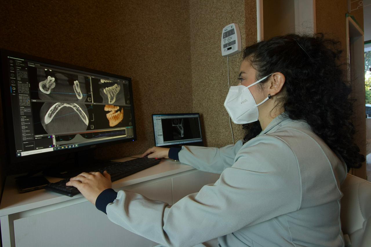 Profissional em estação de radiologia odontológica da RX Digital em Marabá