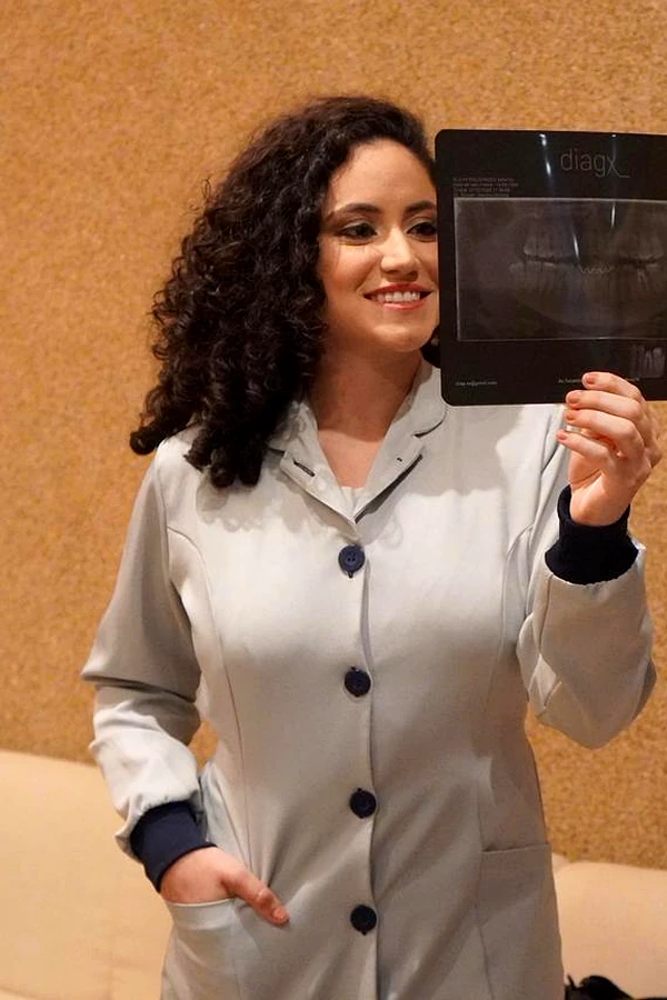 Dra. Jéssica Arcoverde Lara - Cirurgiã-Dentista Radiologista